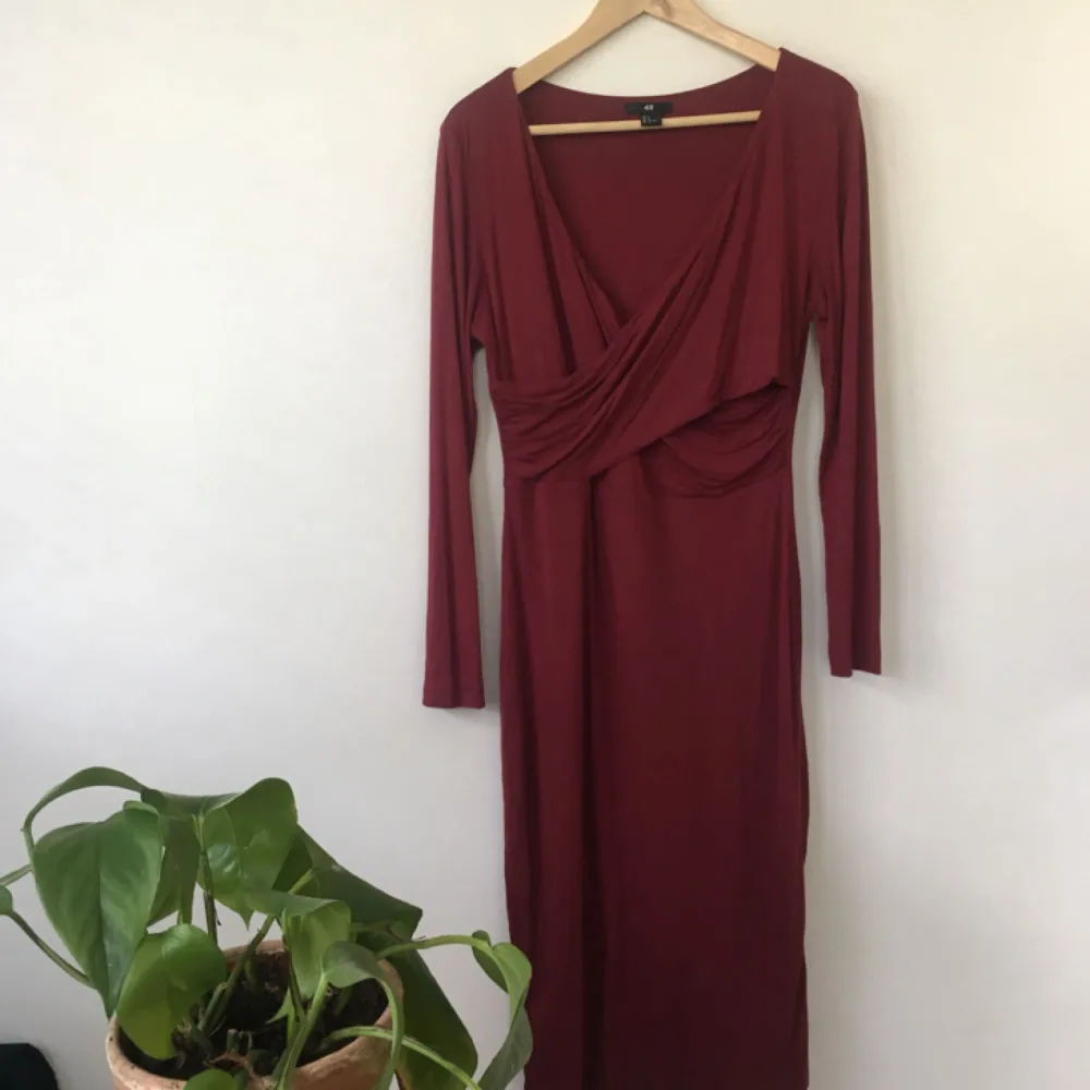 🌸Elegance bugundy color long dress, Can fit Tall S to M-L Bought it but never used it. 🍒. Klänningar.
