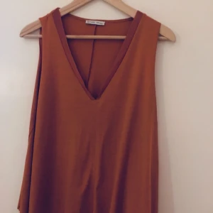  - Top från zara i storlek m. Använd 1 gång. Svårt att fånga tyg och färgen på bild. Mycket finare i verkligheten 