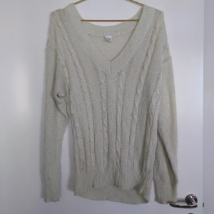  - Oversized stickad tröja i mintgrön ton, från H&M. Tunn i tyget, så den går att använda varmare årstider. Gratis frakt!