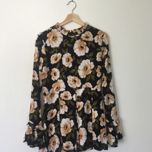  - Jättefin byxdress med blommigt mönster och ”trumpetärmar”. Köpte den i vintras men har aldrig använt den eftersom den är lite för stor. 