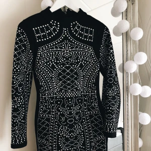  - Säljer denna goding till klänning då jag inte längre använder den. Jag har glänst i den en nyår och inte mer än så tyvärr.. Den kommer från Americandreams och jag köpte den för ca 500-600 kr. Står för frakten på detta plagg💸