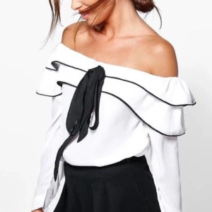  - En fin off shoulder som är helt oanvänd 