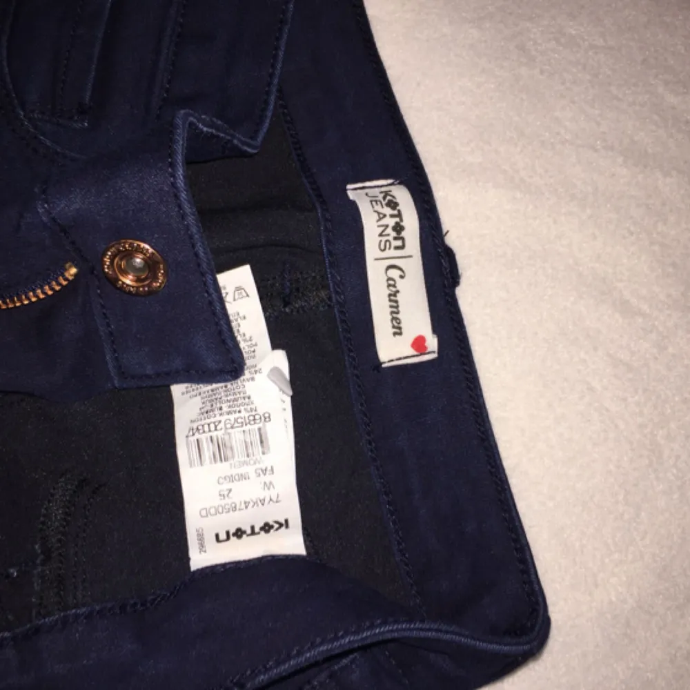 Helt nya jeans från Modanisa i navy som jag aldrig använt. Har bara legat bland mina andra oanvända jeans. Köparen står för frakten . Jeans & Byxor.