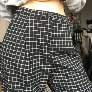  - Rutiga kostymbyxor från monki. Använd fåtal gånger. Möts upp i Stockholm annars tillkommer frakt. 