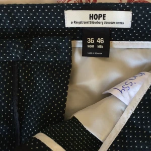  - 200€ på Hope’s hemsida. Säljer sorgligt pga för korta i benen men köpta för endast 2 veckor sedan. Unisex, går mig till vaderna som är 174 cm. 
