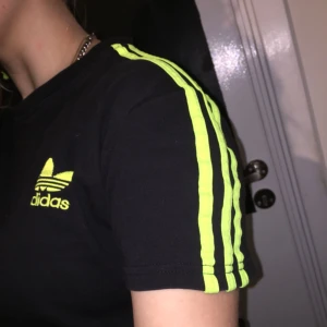  - Superfin äkta adidas tröja i perfekt skick!  Köparen står för frakt: 36kr 💞