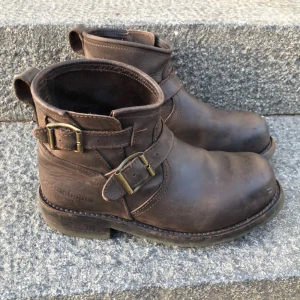  - Klassik ankellåg Primeboots i brunt kalvskinn med stålhätta. Använda ett fåtal gånger. Passar perfekt året runt! Frakt ingår i priset 