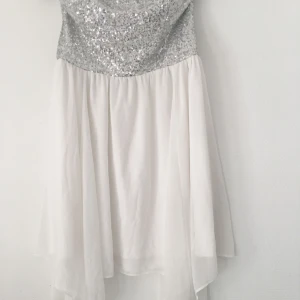  - Fint skick använd en gång på en dop, stl 36 fin passform. Knä lång!