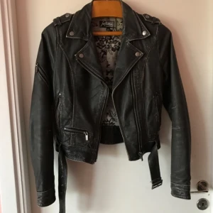  - Kenza bikerjacka från Jofama i storlek 32 modell 4. Stor i storleken så passar bäst en storlek 34:a.  Avtagbar pälskrage (se bild)  Mycket fint skick.  Pris kan diskuteras vid snabb affär. Perfekt för sommarkvällar.  Mötes upp i Stockholm eller skickas mot betald frakt.