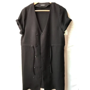  - Jättefin klänning/ skjorta  Går att knyta med bandet eller knäppa