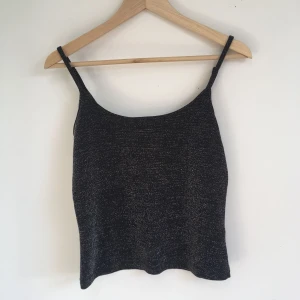  - Glittrigt spagetti strap linne. Lite av en ”must have” dessa tider;);)