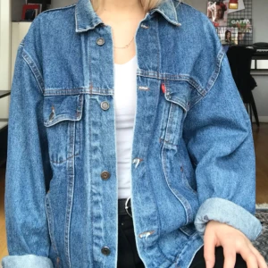  - Jeansjacka från Levi’s. Jättebra skick!  Möts upp i Stockholm annars tillkommer frakt! 