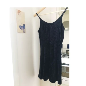  - Klänning i sammet, navy blå (mörkt blå) räcker mig till mitten av låren ( jag är 1.75) fint skick och fin till sommaren tex med t-shirt under. Köpare står för frakt, kan mötas i Stockholm. 
