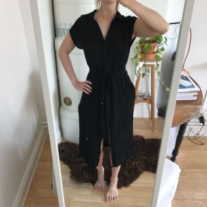  - Fin, sval klänning från Zara. Knytband i midjan samt slits.