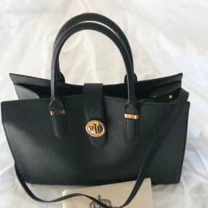  -  Ralph Lauren ralph tote väskan The bag is sparingly used. Perfect bag at school as you will get many compliments. Has a dustbag.