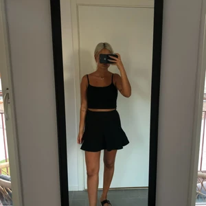  - Stickad vippig kjol från Bikbok. Så fin både på sommaren och på vinter till strumpbyxor. Fint skick 