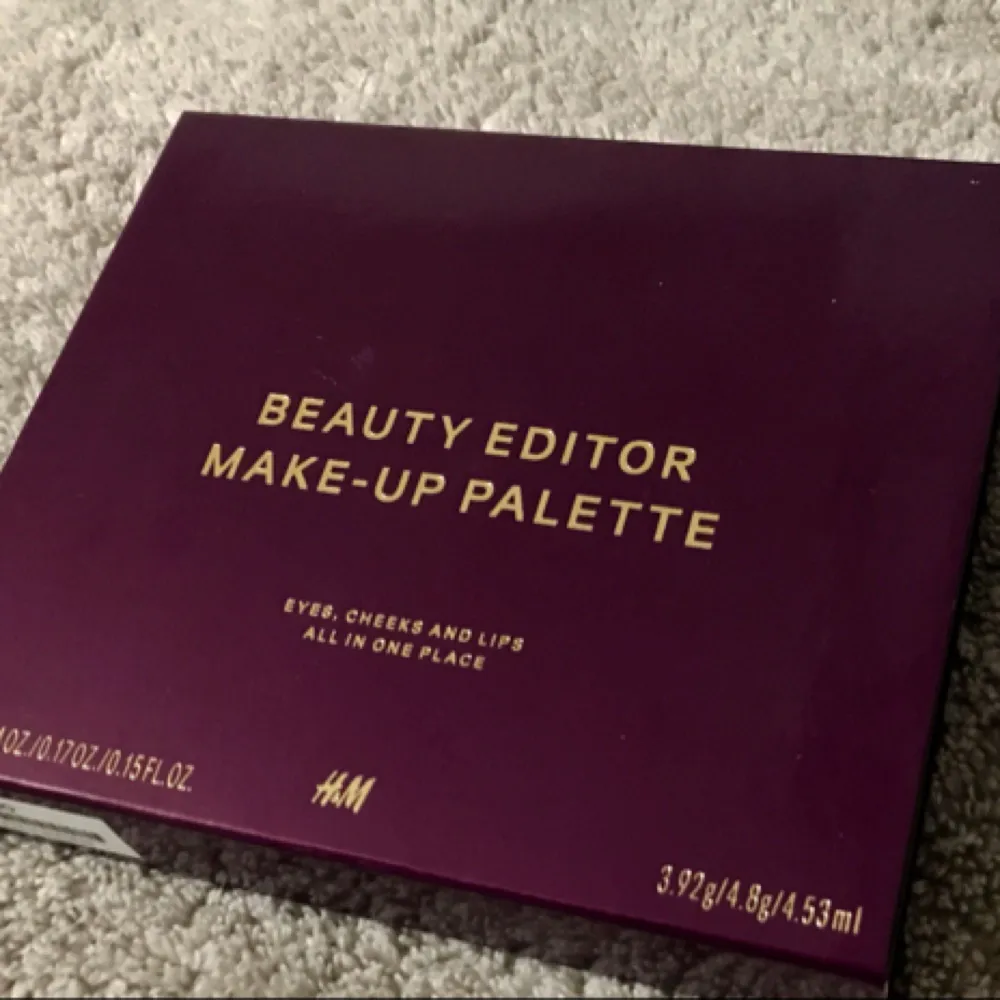 H&M limited edition palette 🌷 Innehåller: fyra ögonskuggor, rouge, bronzer och highlighter samt en make-up borste och läppglans  Nypris 249:-. Accessoarer.