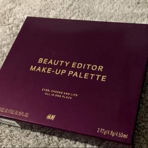 H&M limited edition palette 🌷 Innehåller: fyra ögonskuggor, rouge, bronzer och highlighter samt en make-up borste och läppglans  Nypris 249:-
