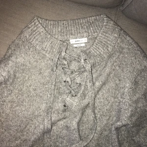  - Zara stickad tröja. Lite längre. Jätte snygg till ett par höga stövlar. Mysig