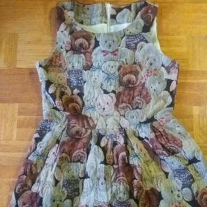  - Klänning i vävt tyg. Kommer från Japan och är rätt kort så rekkomenderar shorts eller tjockare leggings under. 100kr.