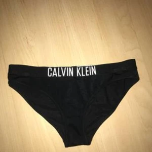  - Calvin Klein bikini underdel köpt förra året för 400 kr säljs eftersom de inte satt bra på mig endast testade tvättas innan! Frakt tillkommer