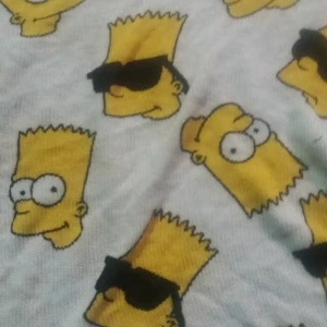  - Stickad tröja med Bart-tryck. Stl M. 40kr.