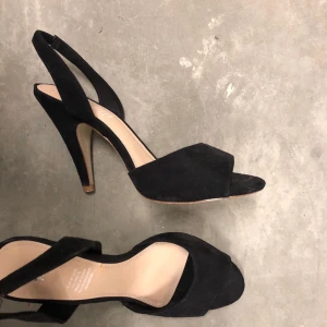  - Perfekta svarta klackarna i sammet. Aldrig använda 