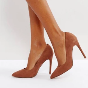  - Hela nya och oanvända skor från asos, storlek 36. Medföljer extra klackar. Nypris 499:- köparen står för frakten