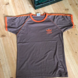  - Snyggt sliten vintage adidas t-shirt med rätt 70-tals look. Troligen från 80-talet. Ingen storlek på tags men uppfattar den som en Small. Hämtas i Uppsala eller kan skickas för 39 SEK 