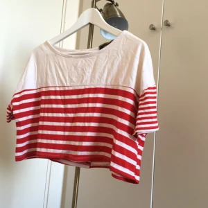  - Randig tshirt/crop shirt som jag köpte i Manila. Använd fåtal gånger.   Swish, köparen står för frakt 🌻