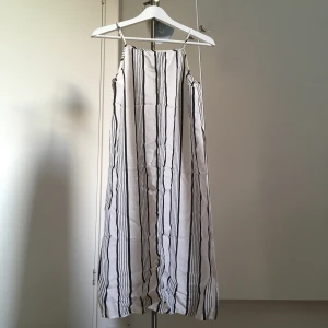 top - Asos plagg som har slit till midjan. 83% Viscose 17% Nylon. Jag är 150cm i längden. Använd bara en gång. 🌻