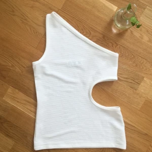  - En vit, oanvänd topp från BACK. En axelrem och ett ”hål” i sidan. Passar till både byxor och kjol. Säljer pga för liten. Skickar eller möts upp i Sthlm✨
