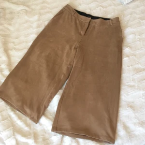  - River Island suede bruna byxor som passar till all väder förutom vinter då det är lite varm att ha på.  Swish, kan mötas upp runt Sthlm. Köparen står för frakt 🌻