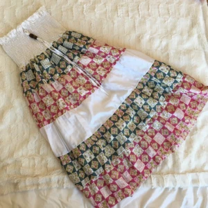  - Sommarklänning som jag har köpt i Bangkok. Det finns också en väldigt lätt klänning i så att kroppen kommer inte synas utanför.  Swish, kan mötas upp runt Sthlm. Köparen står för frakt 🌻