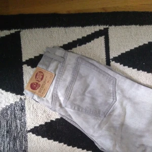  - Gråa raka jeans från Cheap Monday. Fram- och bakfickor, blixtlås. I storlek står det ?? angivet, men jag tror att medium och large är ett bra riktmärke. Skick: Aldrig använda. Gratis frakt!