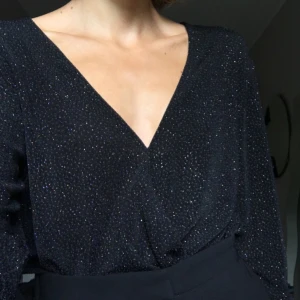  - Glittrig v-ringad topp från H&M