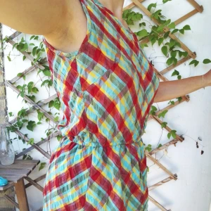  - Skitsnygg och skön klänning som slutar ungefär vid mitten av låret. Inklusive frakt! Resår i midjan o lätt att bara slänga på sig👌🎉