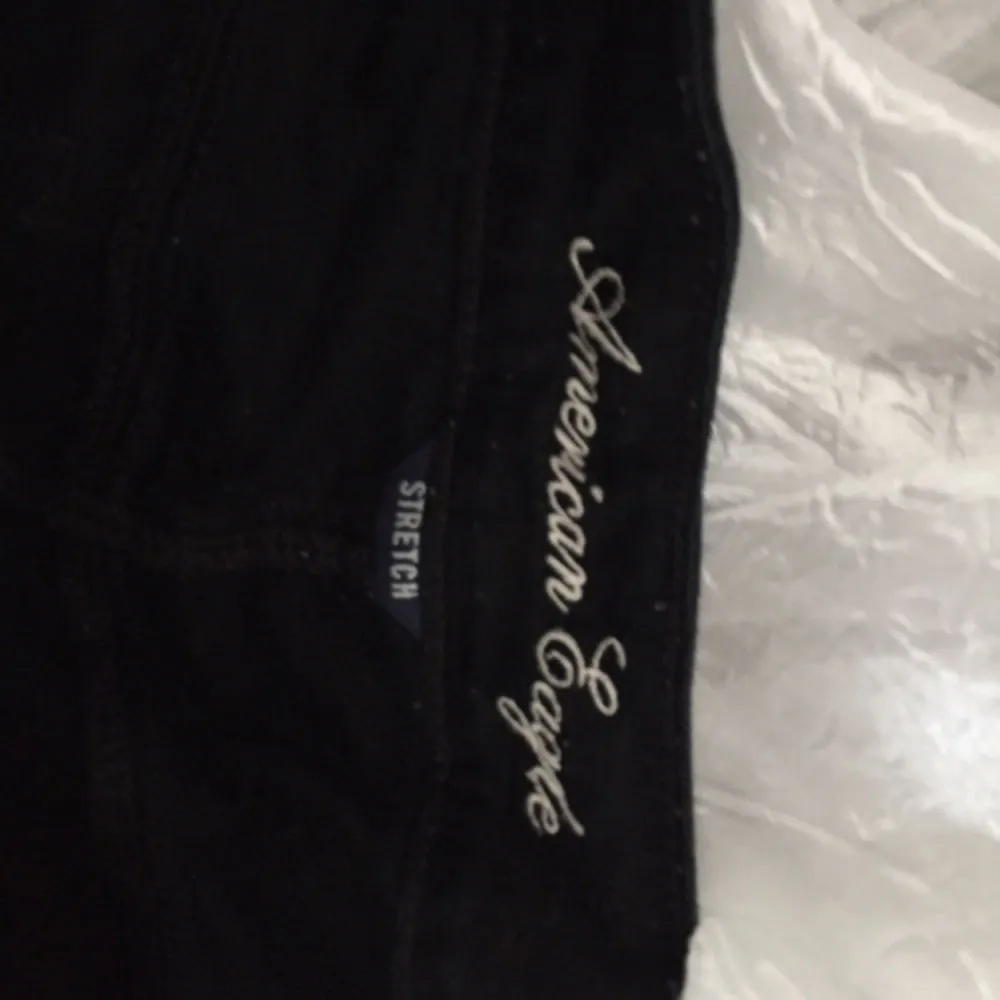 Svarta slitna jeansshorts från American Eagle i Strl 4(S) . Shorts.