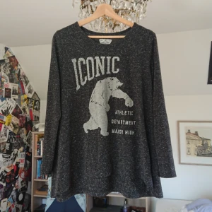  - Tröja strl M men passar även XS och S, beroende på vilken fit man vill ha. Är i mkt gott skick, knappt använd. Inget tryck på baksidan eller på ärmarna.