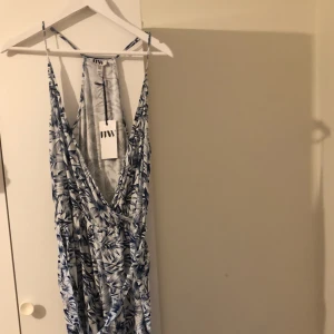  - Lång byxdress från Make Way (köpt från bubbleroom 2017) sjukt fin men beställde fel storlek därav är prislappen kvar! Finns i Norrköping. Frakten inräknad