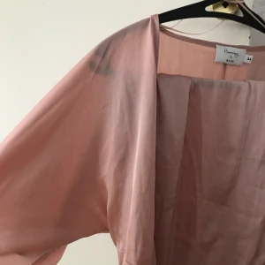  - Kimonodress från Hanna Licious kollektion med NA-KD, använd en gång. Frakt står köparen för! 