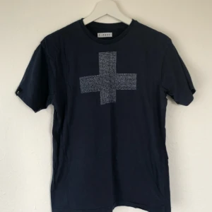  - Mörkblå t-shirt. Herrstorlek men funkar för tjejer med. Köparen står för frakt. 