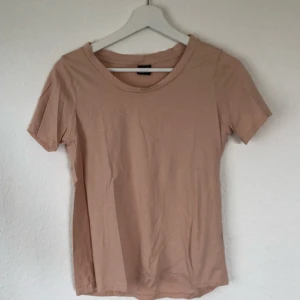  - Mer ljusrosa i färgen än det ser ut som på bilderna. Köparen står för frakt