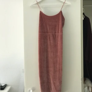  - Sammetsklänning från Nelly.