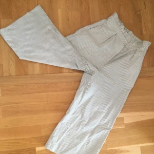  - Mysiga och luftiga byxor som passar till allt, särskilt en varm sommardag. Inte stretchiga, men det är bara storleken i midjan som spelar roll, så en XS/S kan ha dessa, elr vem som helst med mindre midja. Frakt 54kr.
