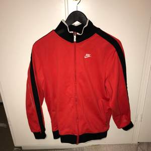 old-school nike tjocktröjja, är knappt använd så bra skick på den! står de är storlek XL men sitter typ som en S på mig som bruka va storlek M så ganska liten i storleken!   130kr, frakt ingår i priset, betalning via swish! 