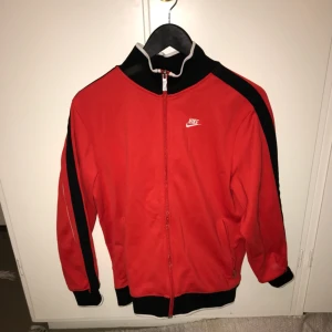  - old-school nike tjocktröjja, är knappt använd så bra skick på den! står de är storlek XL men sitter typ som en S på mig som bruka va storlek M så ganska liten i storleken!   130kr, frakt ingår i priset, betalning via swish! 