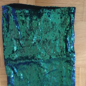  - En helt oanvänd paljettkjol. Köpt för 2 år sedan, bara prövad. Jag är 160cm lång o bär storlek XS/S på kjolar o byxor för att ni ska få ett perspektiv hur den sitter 