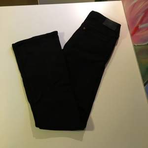 Utsvängda svarta bootcut jeans från H&M. Nyskick, använda en gång. Låga i midjan. 