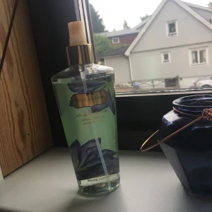  - True escape Victoria secret parfym, nästan inte använd 